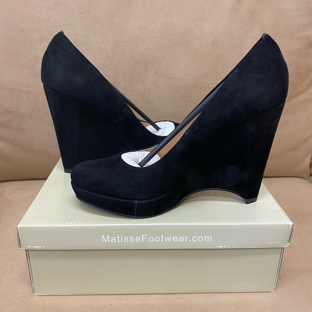 BNIB Matisse Monet Black Suede Wedge Shoe Sz 9.5